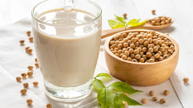 Uống sữa đậu nành có vô sinh không? Có ảnh hưởng đến khả năng sinh sản không?