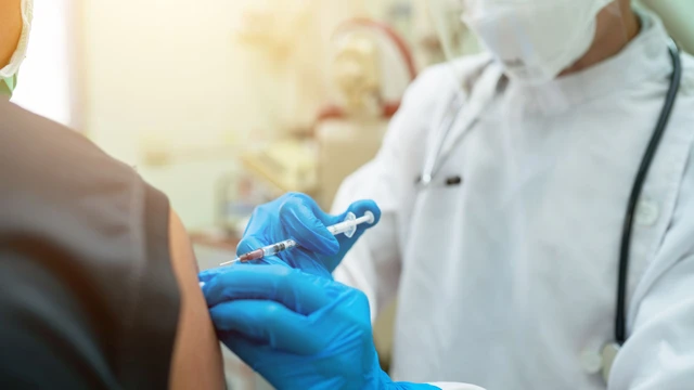 Vì sao người trên 27 tuổi cần tiêm vắc xin HPV? Phác đồ tiêm như thế nào?