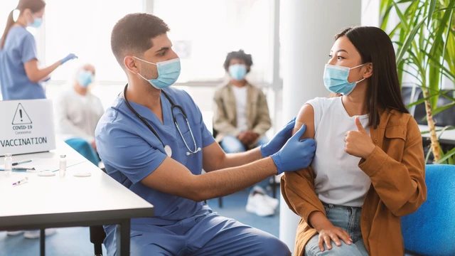 Vì sao phải tiêm vắc xin cho mọi đối tượng?
