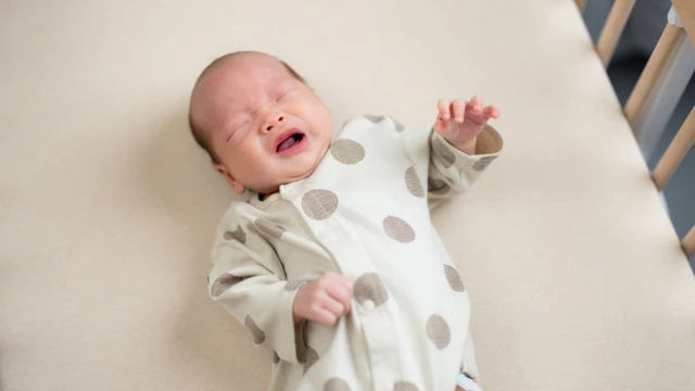 Vì sao trẻ 4 tháng tuổi ngủ hay lắc đầu và có đáng lo ngại không?
