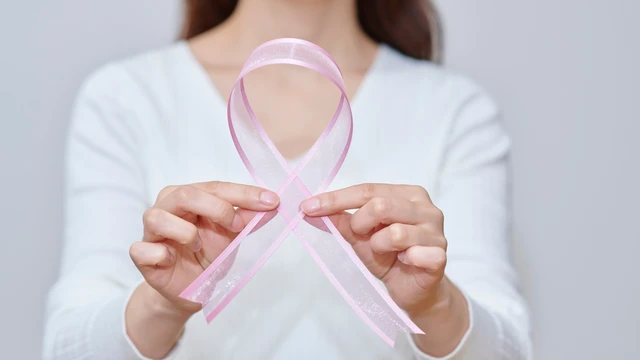 Vợ bị ung thư cổ tử cung có lây sang chồng không? Hướng dẫn an toàn