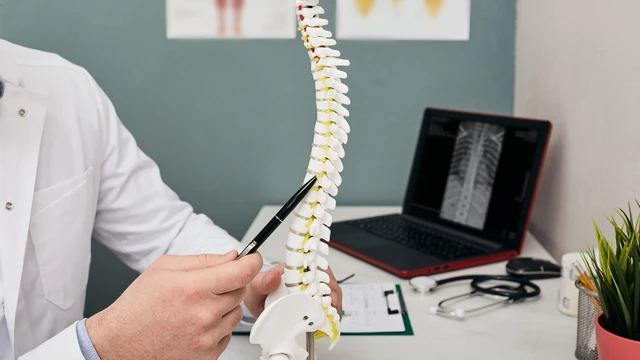 Xẹp đốt sống lưng có nên mổ không? Các phương pháp phẫu thuật và lưu ý khi lựa chọn điều trị