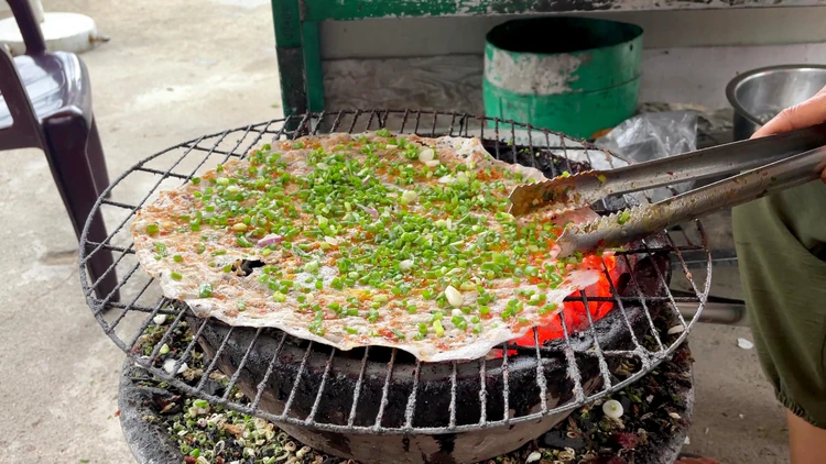 Bánh tráng nướng bao nhiêu calo? Cách ăn để kiểm soát calo