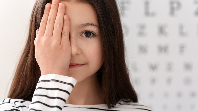 Bệnh đau mắt đỏ ở trẻ em bao lâu thì khỏi? Khi nào cần đưa trẻ đi khám?