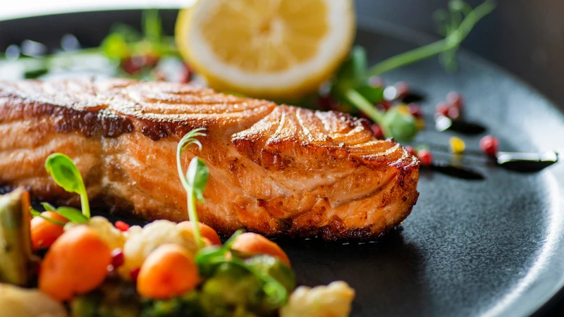Calo cá hồi sau nướng áp chảo phụ thuộc dầu oliu, bơ, sốt gia vị thêm