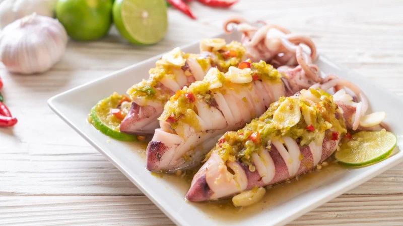 Chế biến mực bằng phương pháp hấp hoặc luộc giúp giữ trọn dinh dưỡng