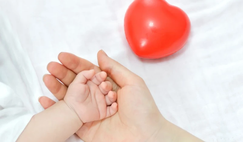 Nhiễm trùng kết mạc do lậu có thể lây truyền từ mẹ sang con trong quá trình sinh nở