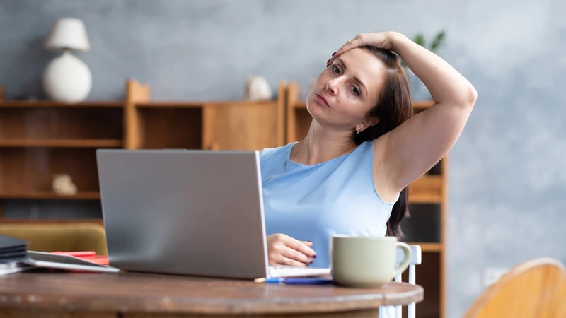 Kéo giãn cơ hai bên cổ là bài tập đau cổ vai gáy hiệu quả ngay tại nhà