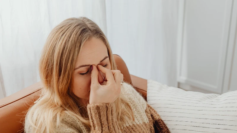Massage bấm huyệt là một trong những cách trị nghẹt mũi hiệu quả​