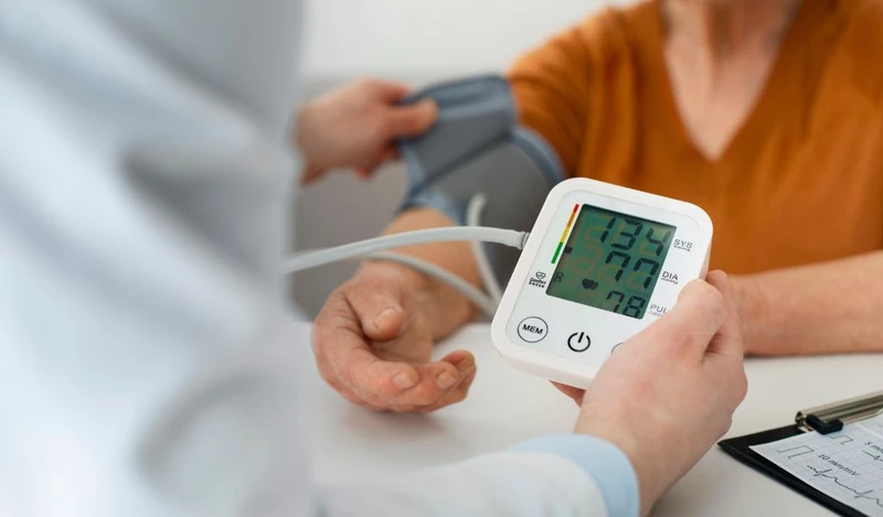 Người bệnh cần được theo dõi huyết áp thường xuyên để phát hiện sớm các rối loạn