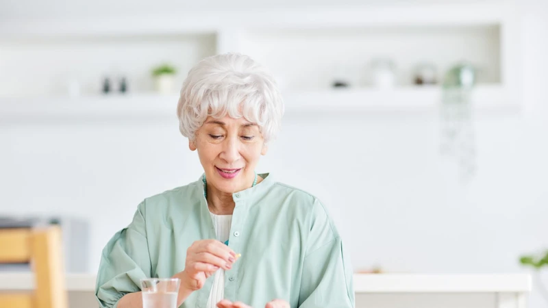 Nếu thay đổi lối sống không cải thiện mỡ máu hoặc có nguy cơ tim mạch cao, bác sĩ có thể kê thuốc hạ mỡ máu