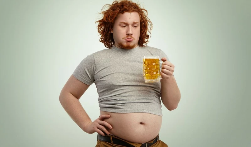 Rượu bia chứa nhiều calo và có thể làm tăng tích tụ mỡ bụng dưới ở nam giới