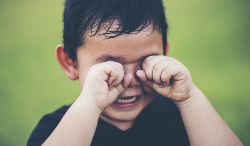 Trẻ khủng hoảng tuổi lên 5 thường dễ cáu giận và phản ứng mạnh trước những việc nhỏ