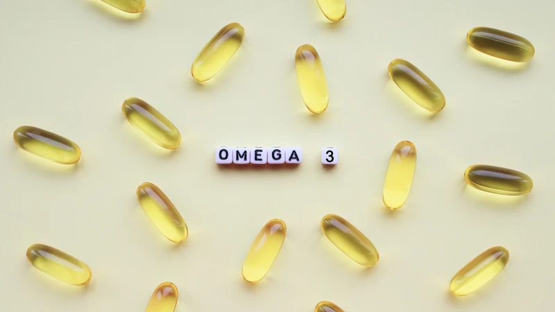 Omega-3 góp phần nuôi dưỡng tóc chắc khỏe, giữ ẩm da đầu và giảm nguy cơ tóc khô xơ, gãy rụng