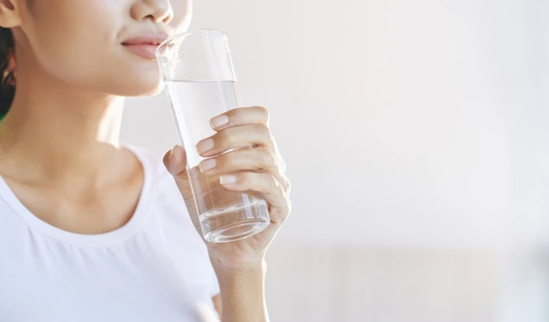 Uống đủ nước mỗi ngày giúp đào thải chất béo dư thừa và ổn định huyết áp