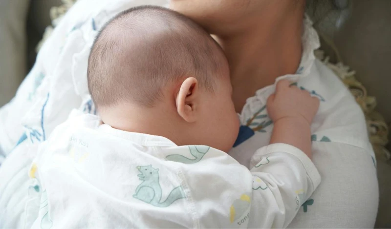 Trẻ bị ọc sữa có nên cho bú lại​ ngay hay không? 4