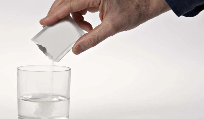 Dung dịch oresol giúp bù nước và điện giải khi gặp tình trạng đi ngoài phân nước