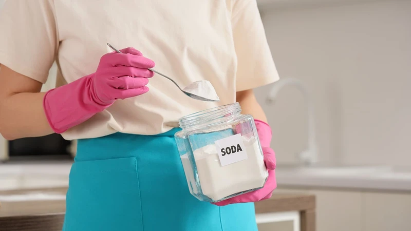 Baking soda thường được dùng để hỗ trợ khử mùi trong gia đình