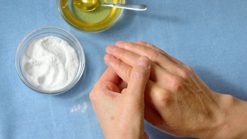 Baking soda đôi khi được dùng trong chăm sóc vùng da thô ráp