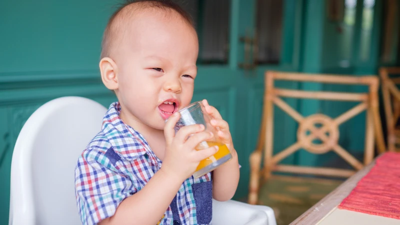 Tránh dùng nước cam mật ong cho trẻ dưới 1 tuổi