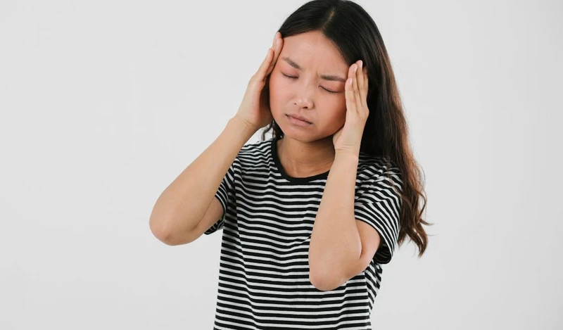 Triệu chứng đau đầu kinh niên với cảm giác siết chặt quanh đầu