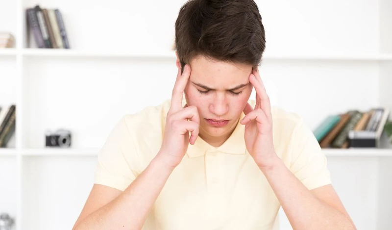 Đau đầu căng thẳng mạn tính gây cảm giác đè nặng hai bên đầu