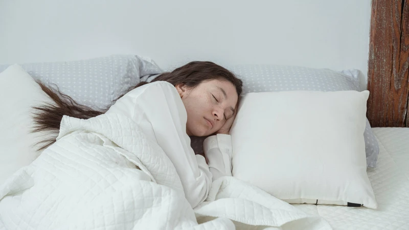 Để hỗ trợ phát triển chiều cao, bạn nên ngủ từ 8 - 10 giờ mỗi đêm, hạn chế thức khuya