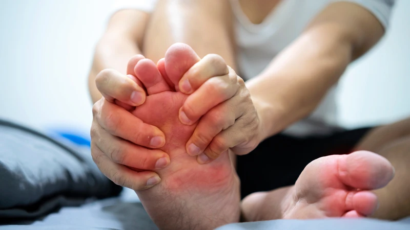 Nổi cục ở mu bàn chân khiến nhiều người phải lo lắng