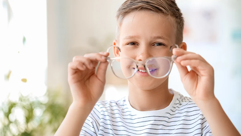 Trẻ bị loạn thị có nên đeo kính thường xuyên là câu hỏi mà nhiều phụ huynh đặt ra