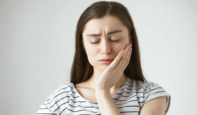 Hạch dưới hàm sưng lên do phản ứng miễn dịch khi vi khuẩn từ răng miệng lan rộng gây viêm