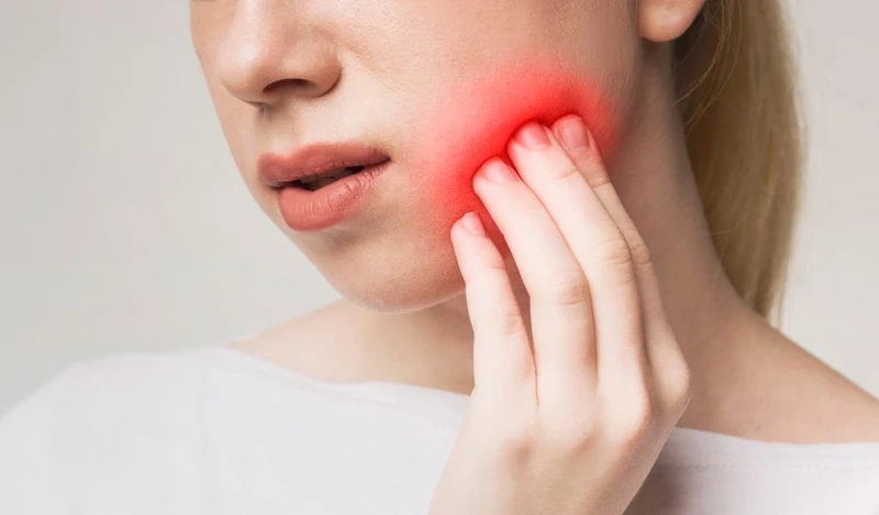 Đau răng kèm nổi hạch dưới hàm có thể là dấu hiệu viêm nhiễm lan rộng, cần thăm khám sớm để tránh biến chứng