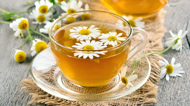 Uống trà hoa cúc là cách chữa nóng rát dạ dày hiệu quả