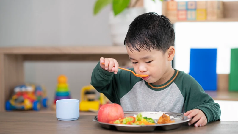 Cha mẹ có thể cho trẻ uống sắt sau bữa ăn nhẹ nếu trẻ có hệ tiêu hóa nhạy cảm, dễ buồn nôn