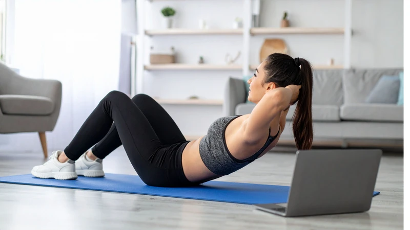 Gập bụng giúp tăng sức bền cơ bụng thông qua chuyển động lặp lại