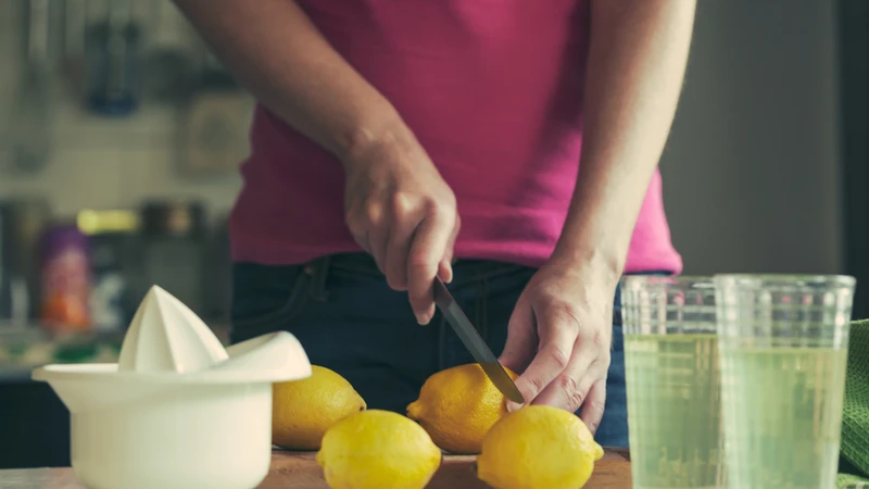 Không nên pha chanh với nước quá nóng vì vitamin C dễ bị phân hủy nhanh chóng