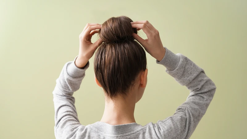 Nữ giới có thể chọn tóc búi cao hoặc cắt ngang vai để làm nổi bật phần cổ và vai tạo cảm giác cao hơn