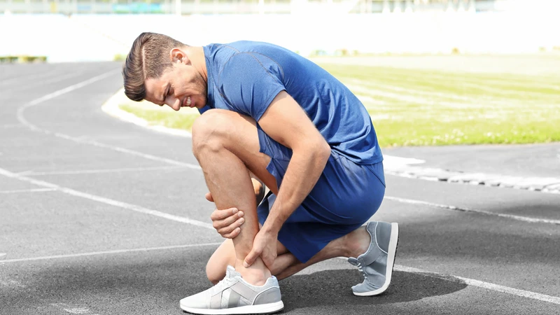 Gãy xương ống chân thường gây đau dữ dội, đặc biệt ngay sau chấn thương