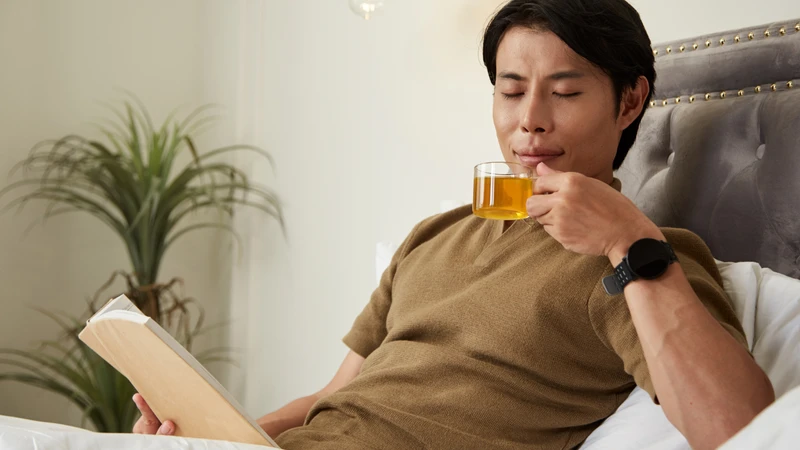 Một tách trà hoa hồng có thể giúp bạn thư giãn và cảm thấy dễ chịu hơn