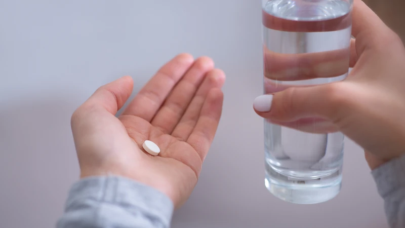 Thuốc trị mụn isotretinoin thường gây tác dụng phụ là khô môi