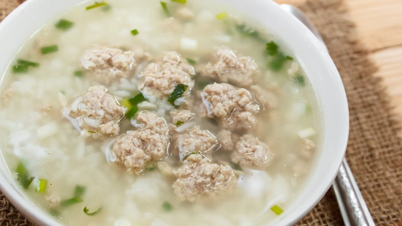Cháo là thức ăn phù hợp đối với người bệnh khó nhai, nuốt
