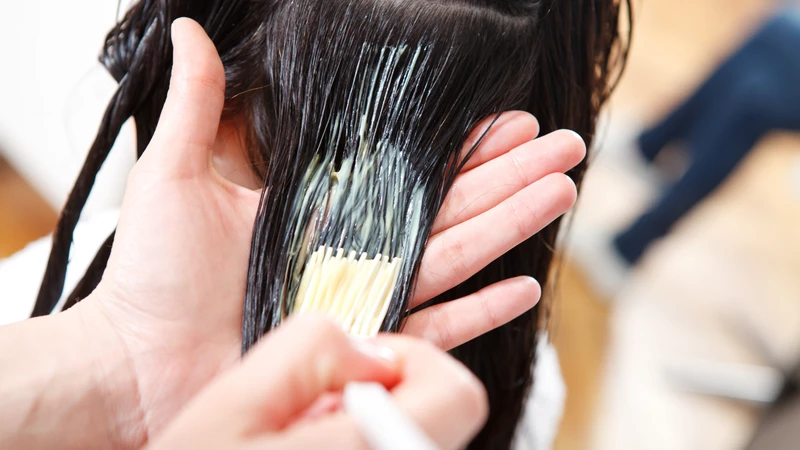 Mẹ bầu nên hạn chế nhuộm tóc trong giai đoạn này để tránh ảnh hưởng đến sức khỏe thai nhi