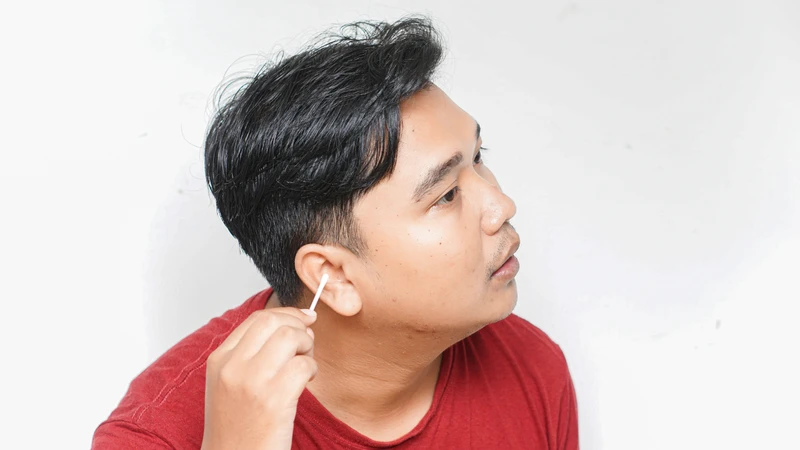 Ráy tai tích tụ quá nhiều có thể làm bít ống tai, khiến âm thanh khó truyền đến màng nhĩ, có thể gây ù tai