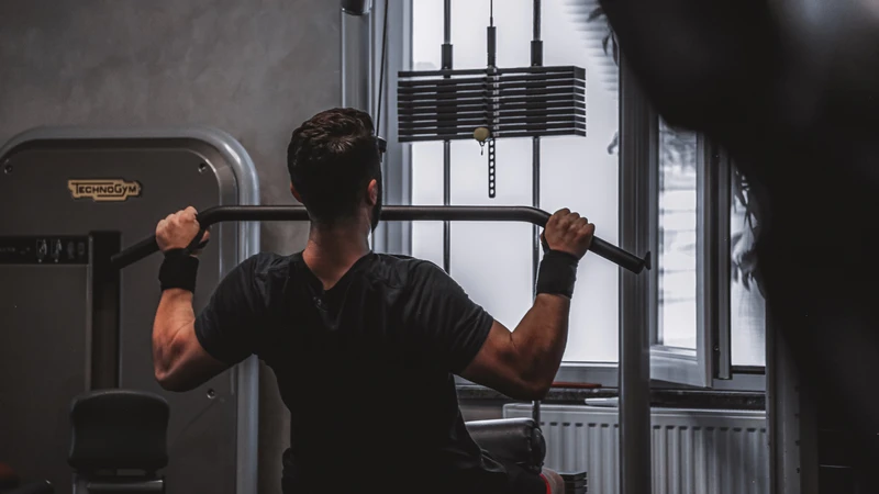 Vận động quá sức, tập luyện cường độ cao có thể khiến cơ ngực bị căng và gây đau