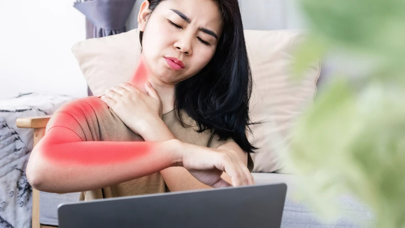 Nếu đau cổ vai gáy kèm tê bì tay bạn nên thăm khám bác sĩ