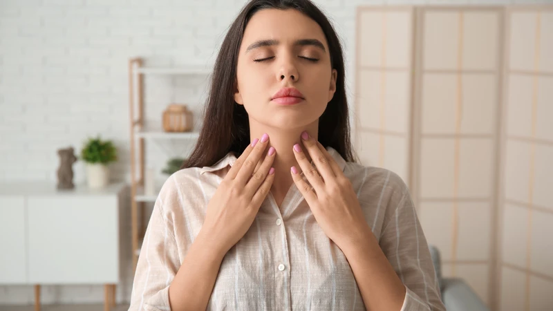Nang giáp móng thường biểu hiện bằng khối u vùng cổ giữa, di động theo nhịp nuốt hoặc thè lưỡi
