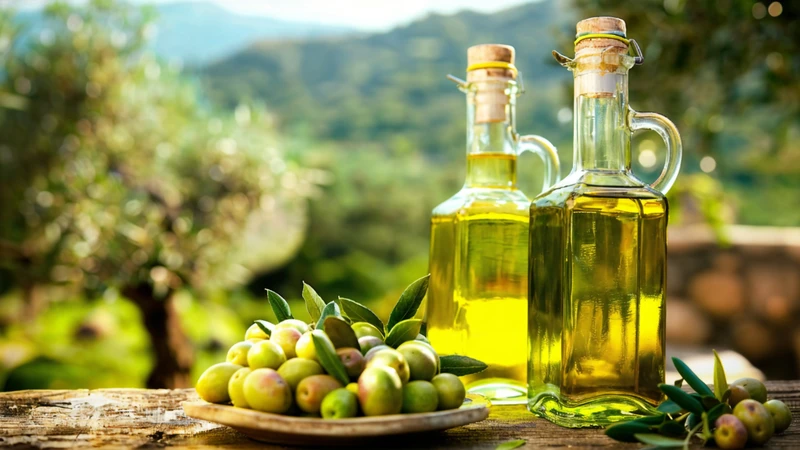 Dầu ô liu chứa nhiều chất béo lành mạnh, giúp hỗ trợ và bảo vệ sức khỏe tim mạch
