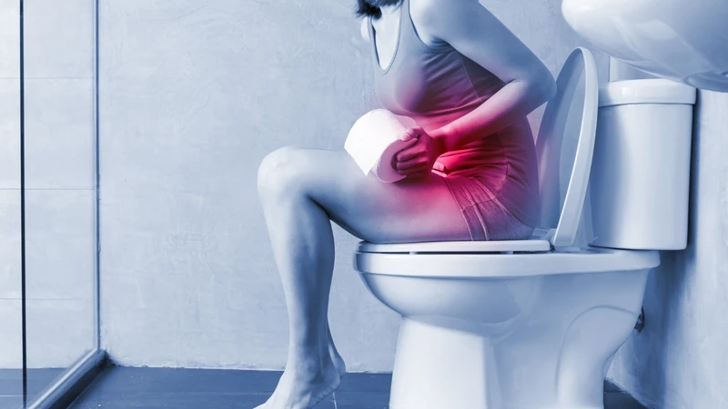 Uống đủ nước mỗi ngày giúp mẹ bầu cải thiện tiêu hóa, giảm táo bón trong thai kỳ