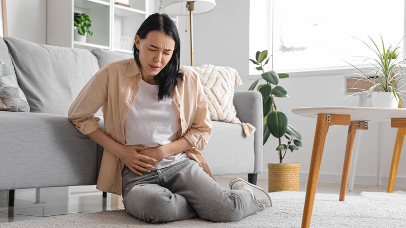 Nếu xuất hiện triệu chứng đau bụng dữ dội sau khi đốt viêm lộ tuyến hãy thăm khám ngay