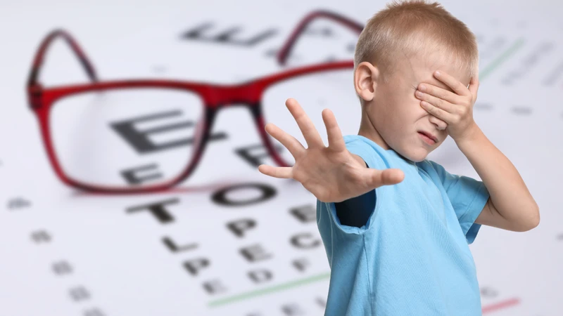 Nếu trẻ bị loạn thị nhưng không đeo kính thường xuyên theo chỉ định, thị lực của trẻ có thể bị ảnh hưởng rõ rệt theo thời gian