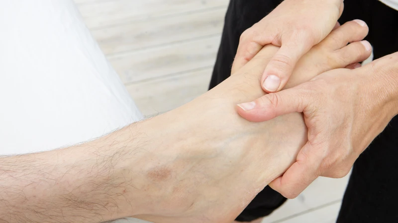Nếu xuất hiện khối u hoặc cục bất thường ở mu bàn chân gây đau, sưng kéo dài hãy đi khám để được chẩn đoán và điều trị kịp thời